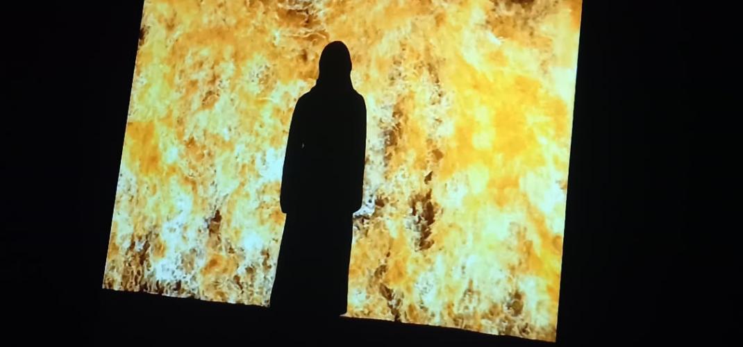 Claroscuro: la exposición entre la luz y la sombra en la Bolsa de Comercio