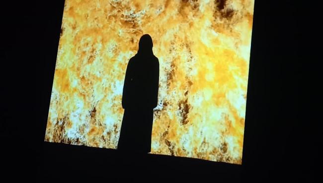 Claroscuro: la exposición entre la luz y la sombra en la Bolsa de Comercio